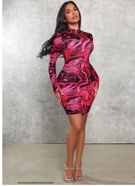 Robe moulante imprimée marbrée