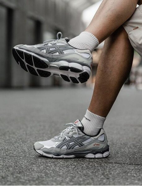 Baskets de course grises modernes