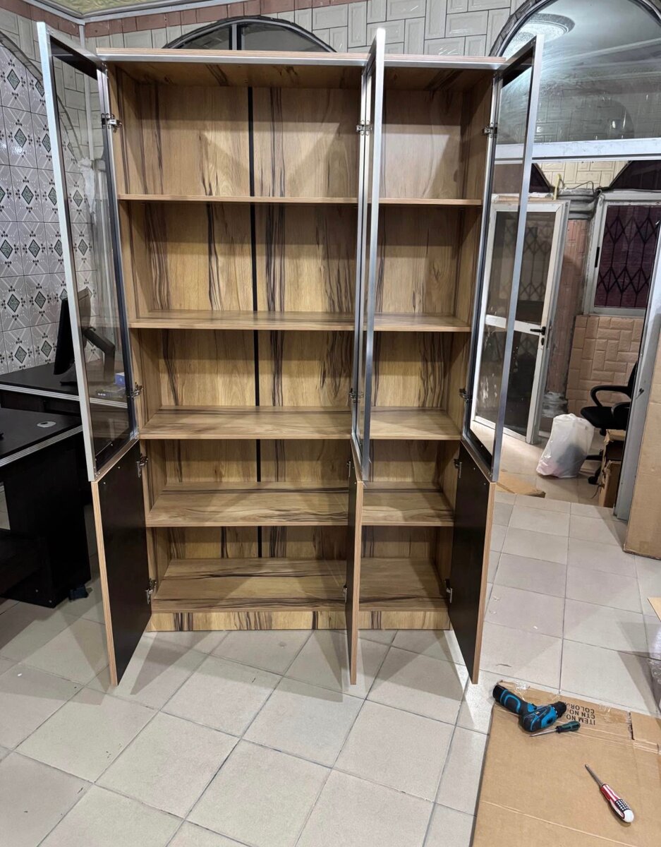 Vitrine en bois avec portes en verre