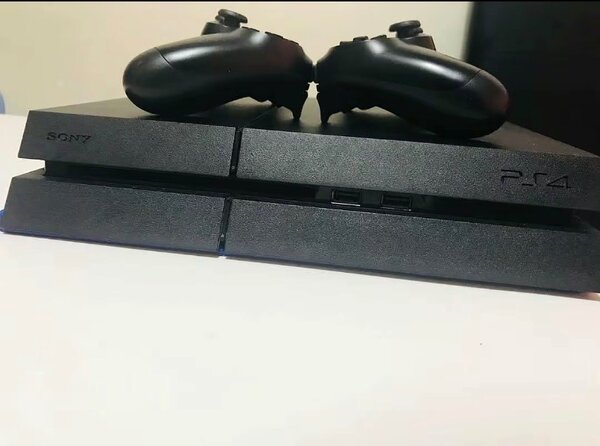 Console Sony PS4 avec manettes