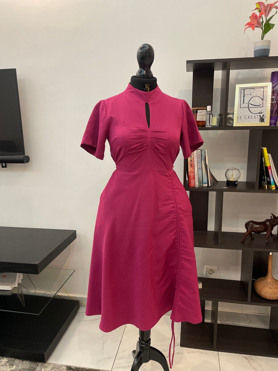 Robe élégante froncée femme