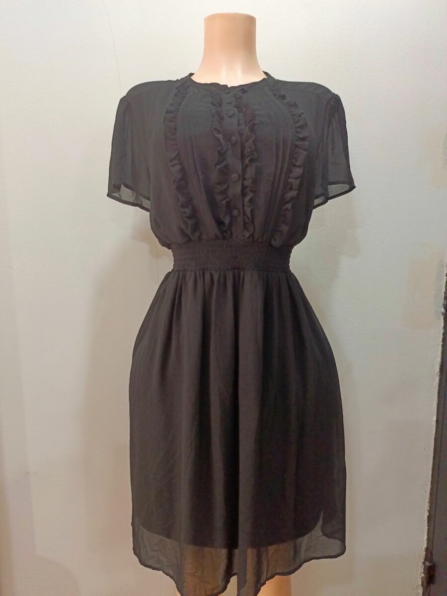 Robe élégante noire à volants