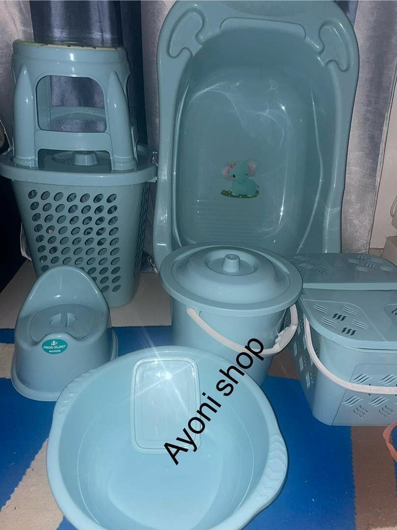 Baignoires, berceaux, articles bébé