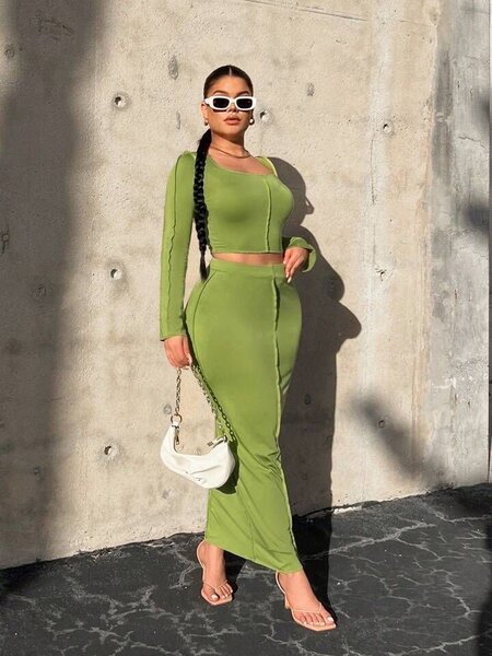 Ensemble élégant crop top et jupe