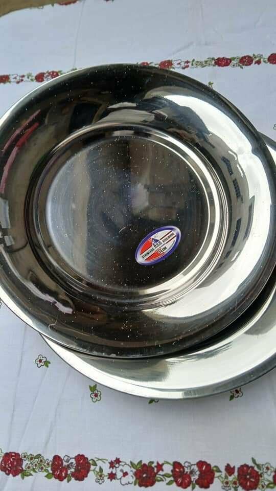 Deux assiettes plateaux en inox