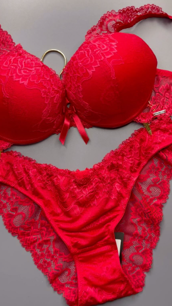 Прекрасный комплект для тех, кто ценит элегантность и сексуальность! Кружевной красный и пудровый комплект с пушапом - идеальное сочетание стиля и комфорта.