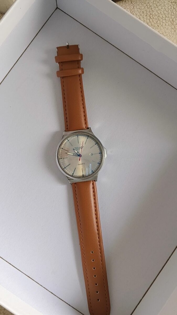 Montre élégante en cuir marron