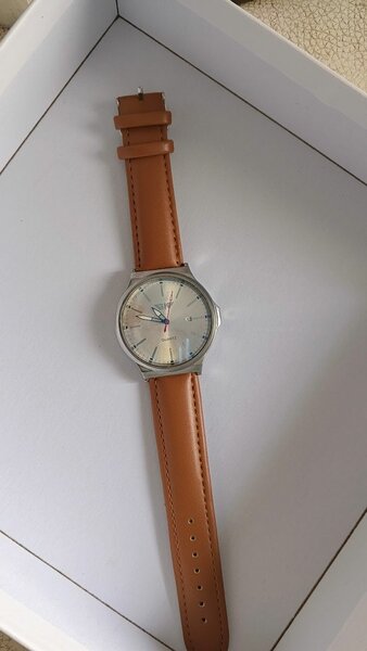 Montre élégante en cuir marron