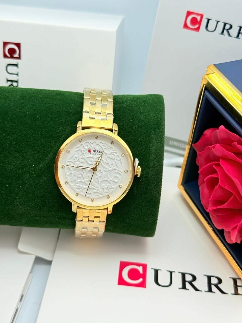 Montre Élégante en Acier Doré et Argent