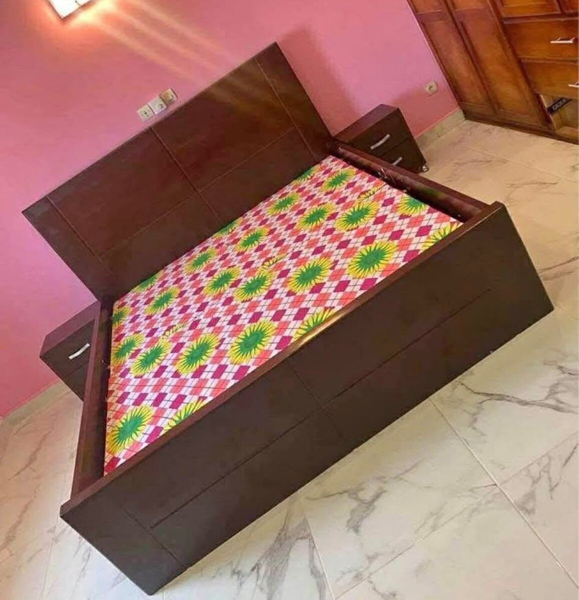 Lit double en bois moderne