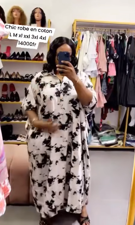 robe noire et blanche au sol
