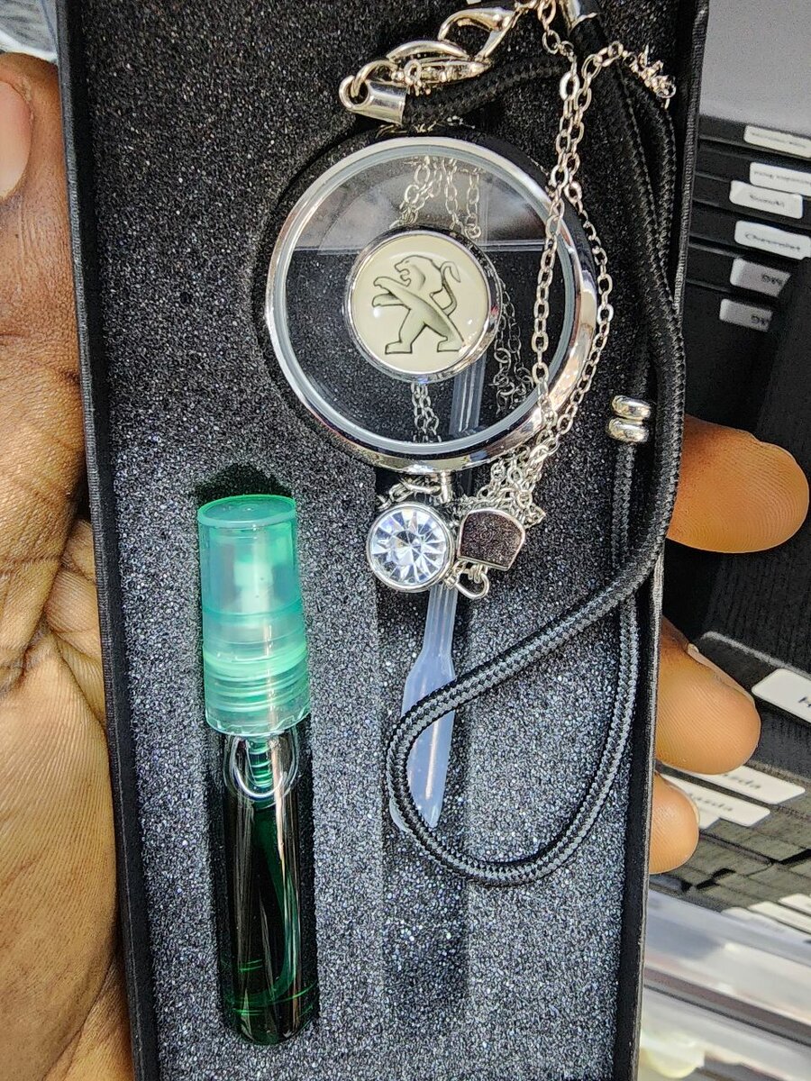 Pendentif voiture aromatique