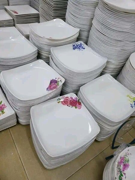 Assiettes carrées fleuries