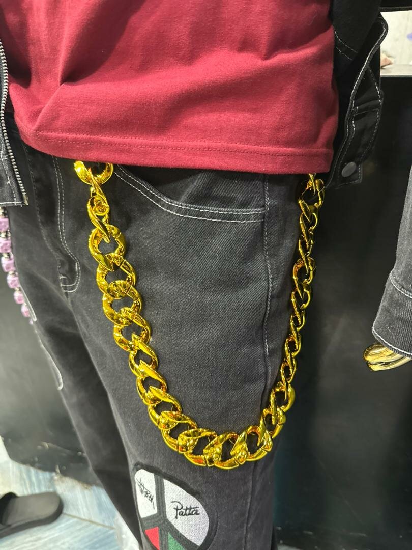 Chaîne en métal doré robuste