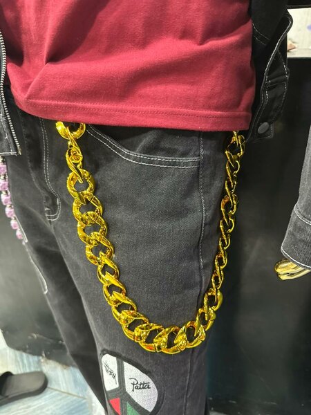 Chaîne en métal doré robuste