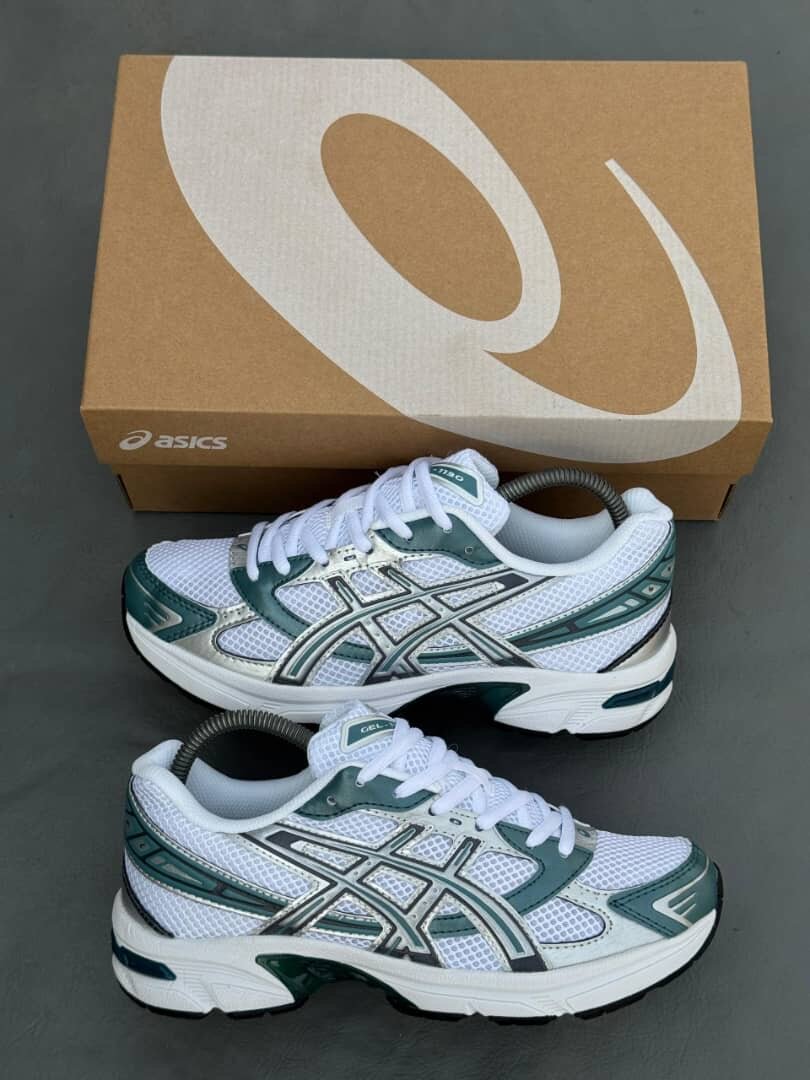 Chaussures Asics blanches et vertes