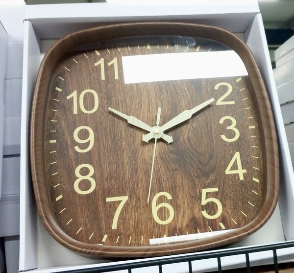 Horloge murale en bois marron