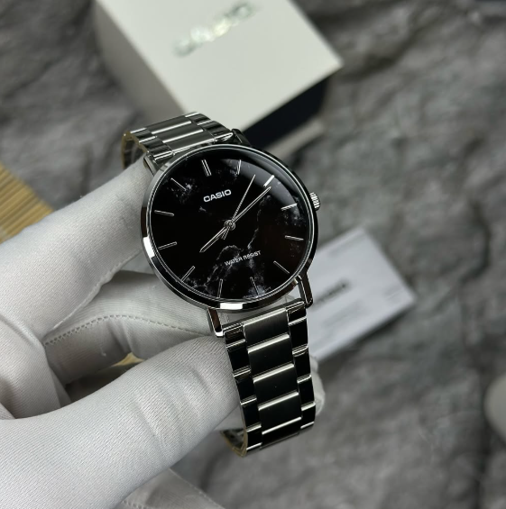 часы серебристые