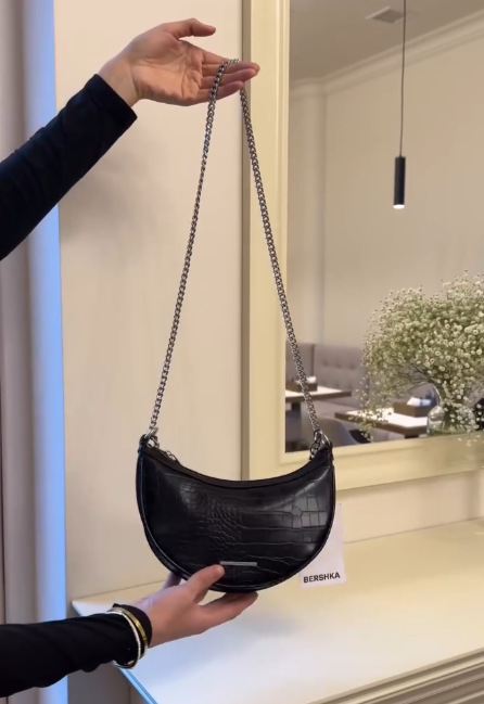 Маленькая черная сумочка от BERSHKA