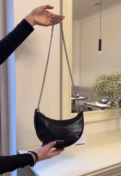 Маленькая черная сумочка от BERSHKA