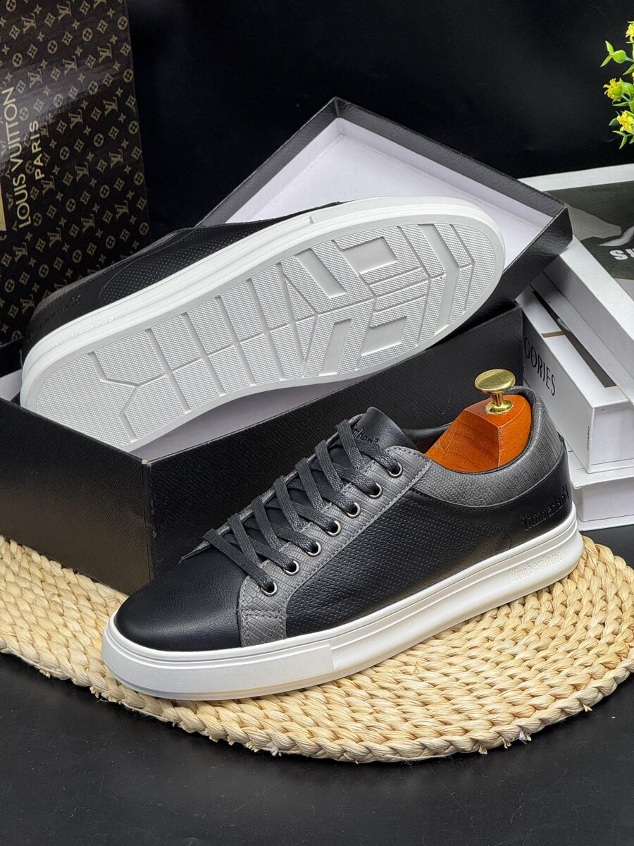 TIMBERLAND BLACK AND WHITE