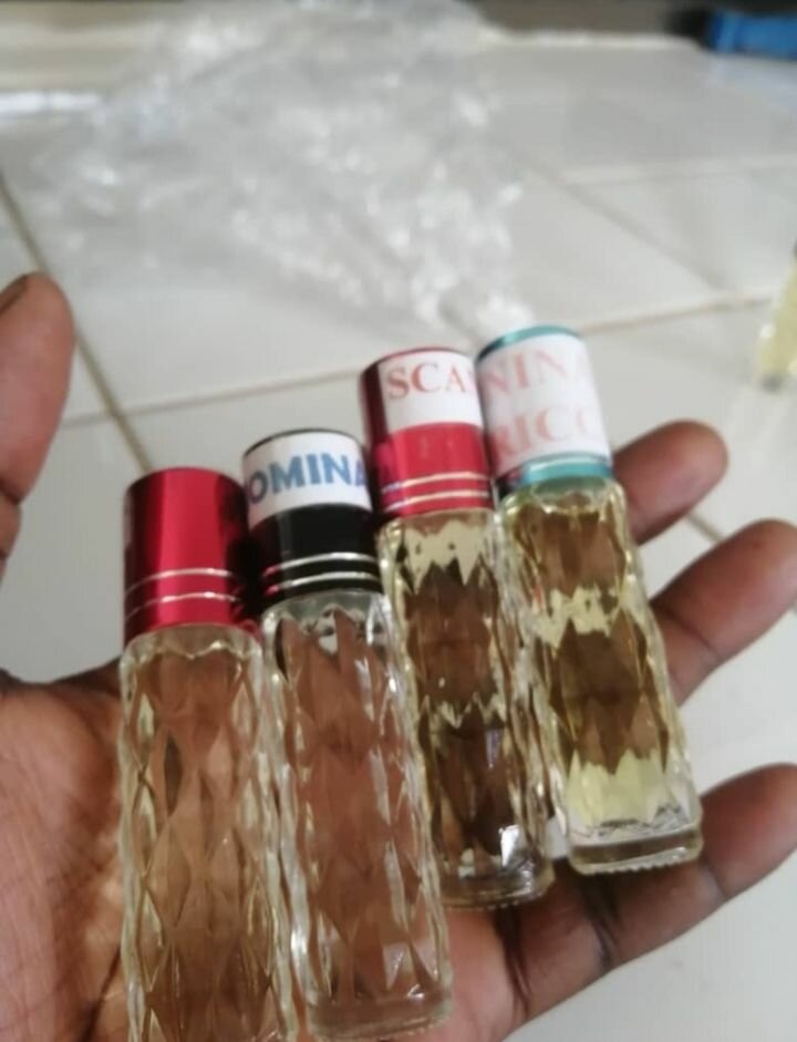 Parfums miniatures variés