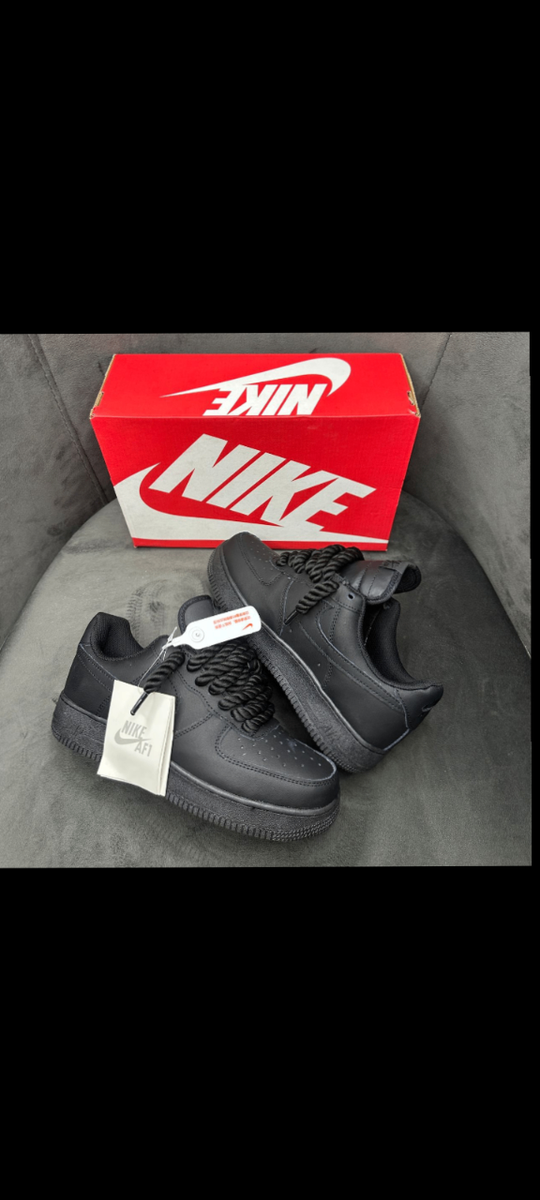 Air force noir gros lacet avec le cartons