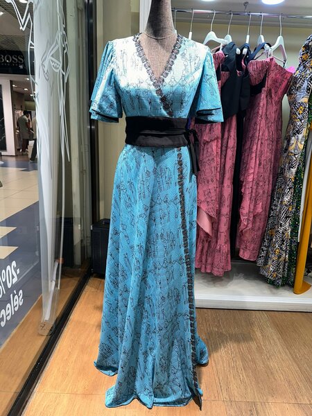 Robe longue élégante ceinturée