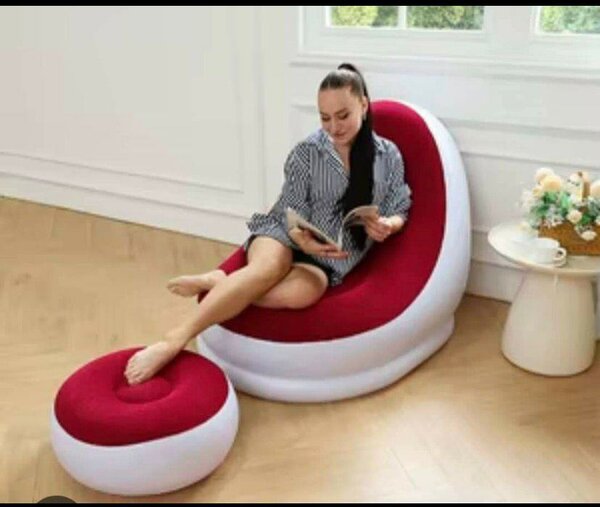 Fauteuil gonflable rouge avec ottoman