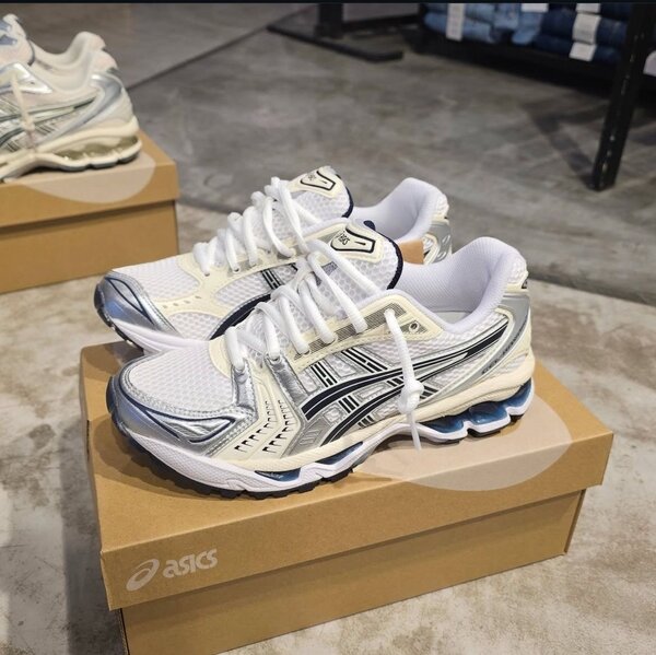 Chaussures de sport blanches Asics
