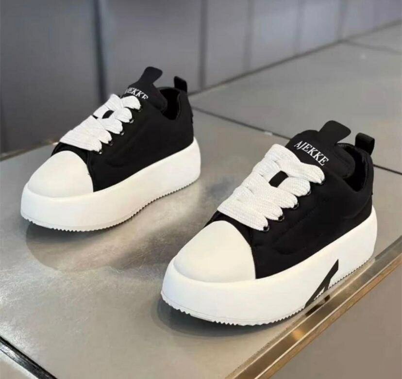 Baskets noires tendance cœur