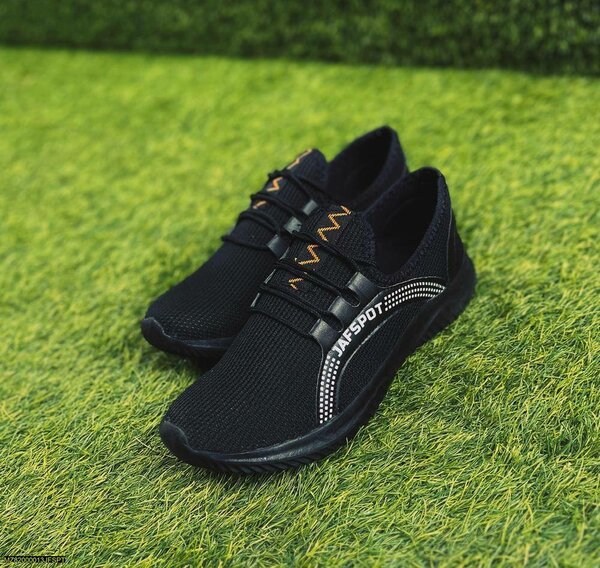 Man's casual breathable fashion sneaker Black