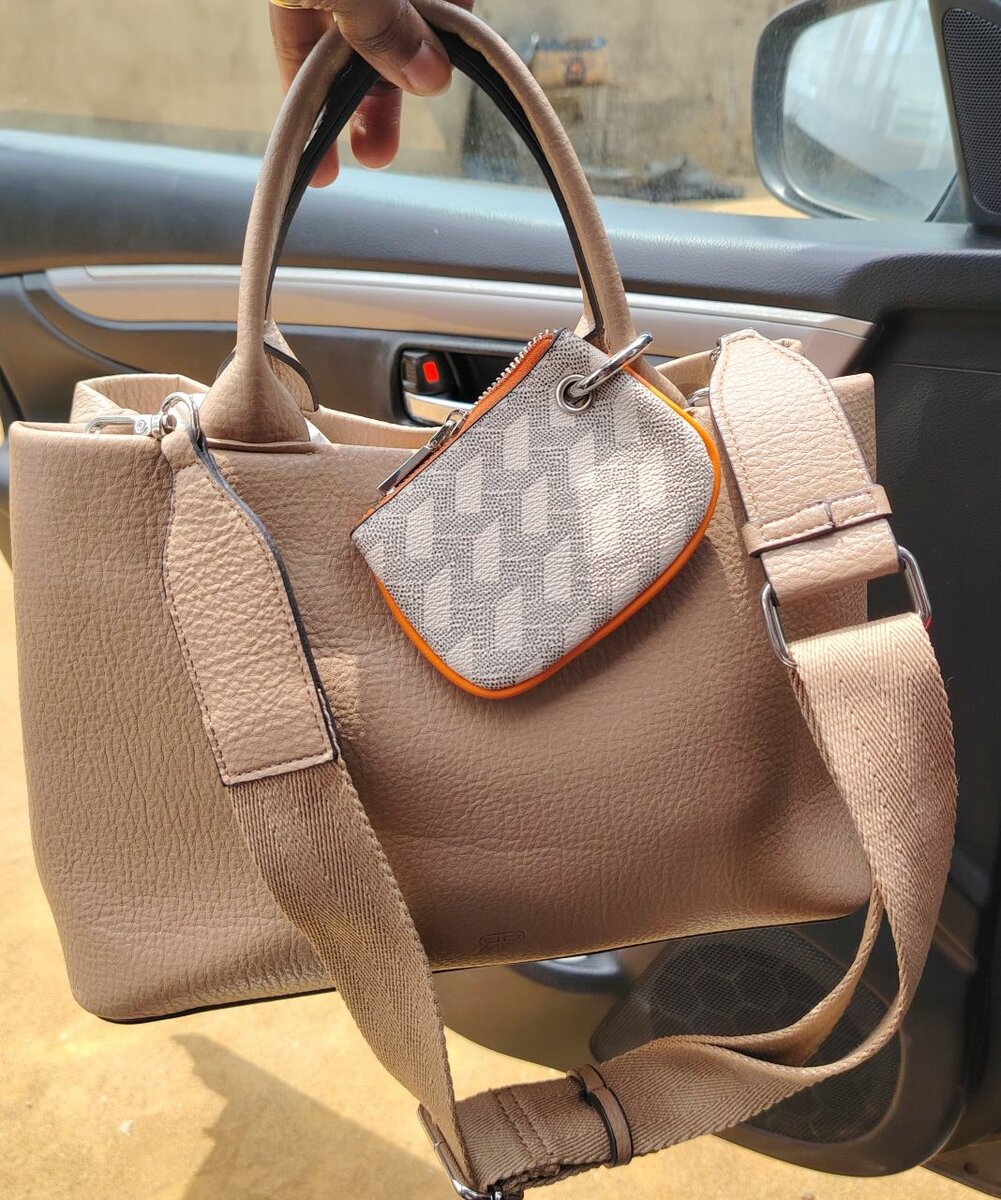 Sac à bandoulière beige élégant