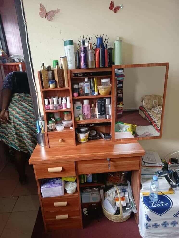 Table de Maquillage Élégante