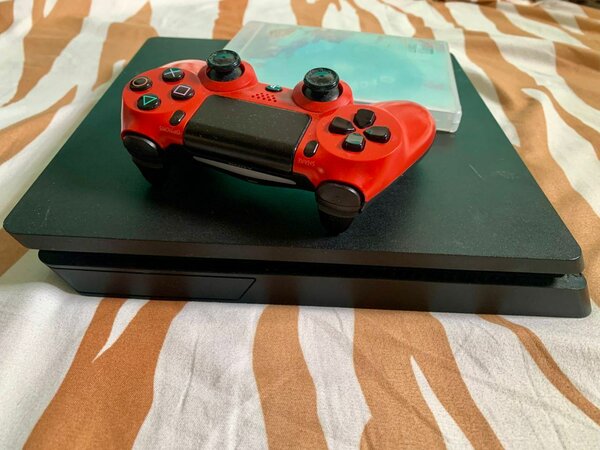 Console PS4 avec manette rouge