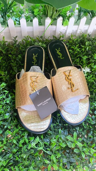 Sandales dorées de luxe YSL