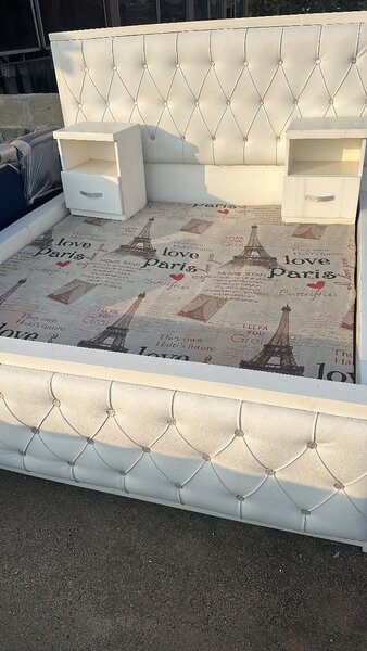 Lit double avec tables de chevet