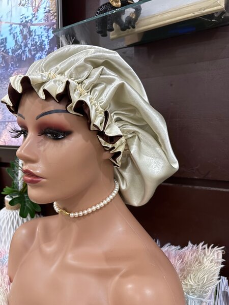 Bonnet en satin réversible