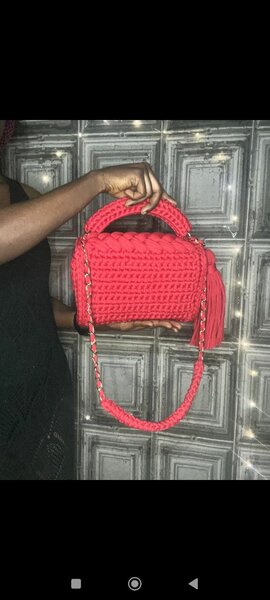 Sac à main tricoté rouge élégant