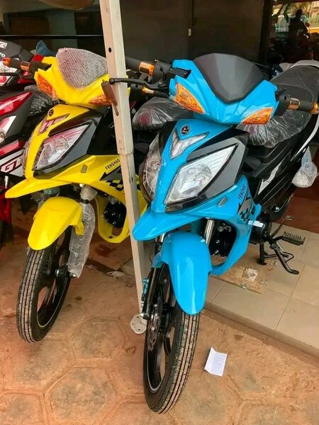 Scooter Yamaha bleu et jaune