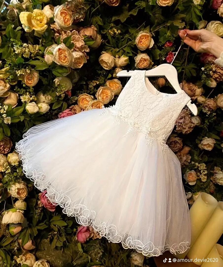Robe blanche enfant élégante