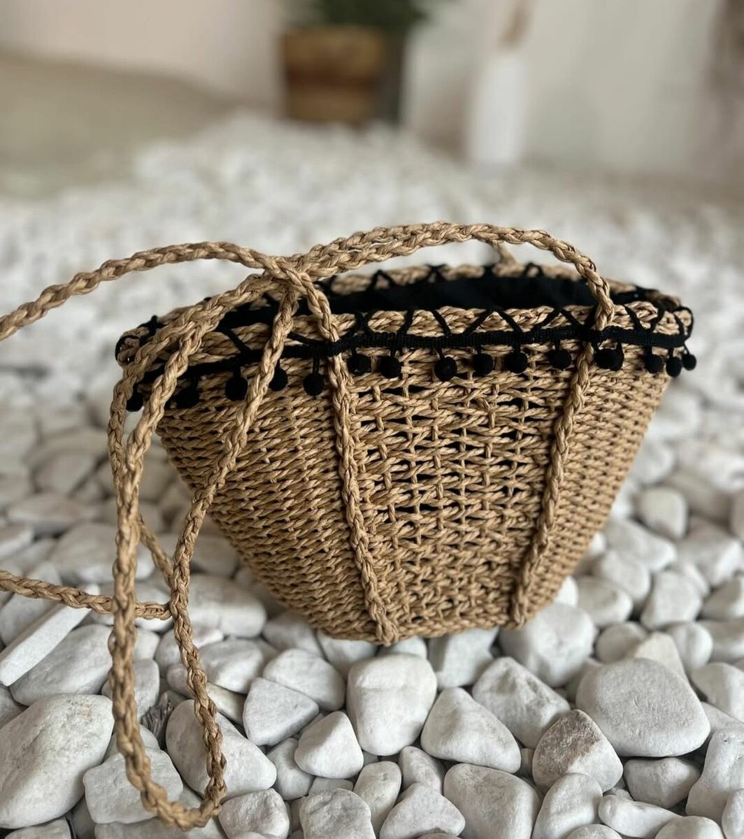 Соломенная плетёная сумочка.