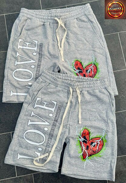 Shorts gris avec motif LOVE