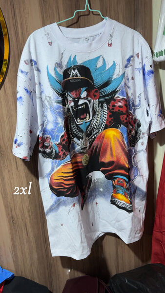 T-shirt anime graphique