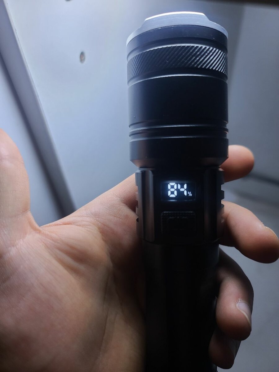 Очень мощный фонарь, дальность освещения 3000м, 2 батареи