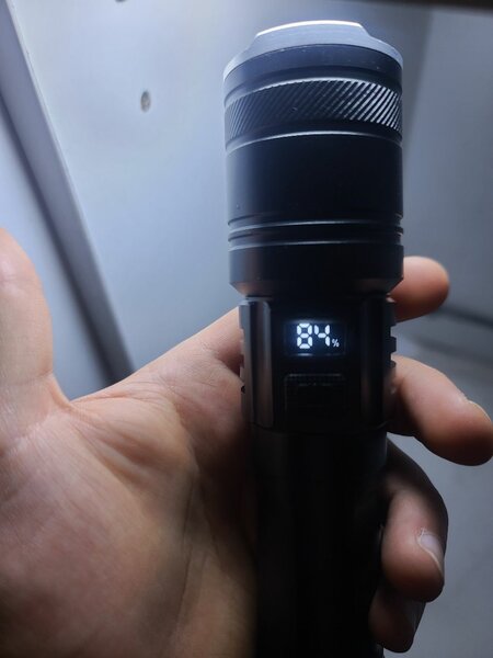 Очень мощный фонарь, дальность освещения 3000м, 2 батареи