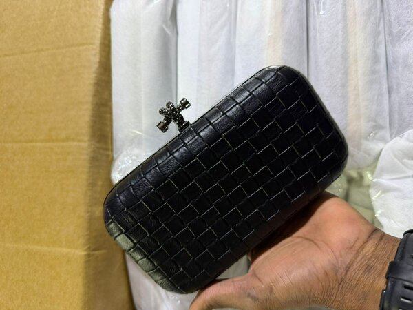 Clutch noir tressé élégant