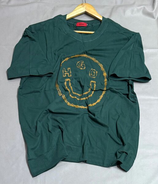 T-shirt vert avec smiley doré