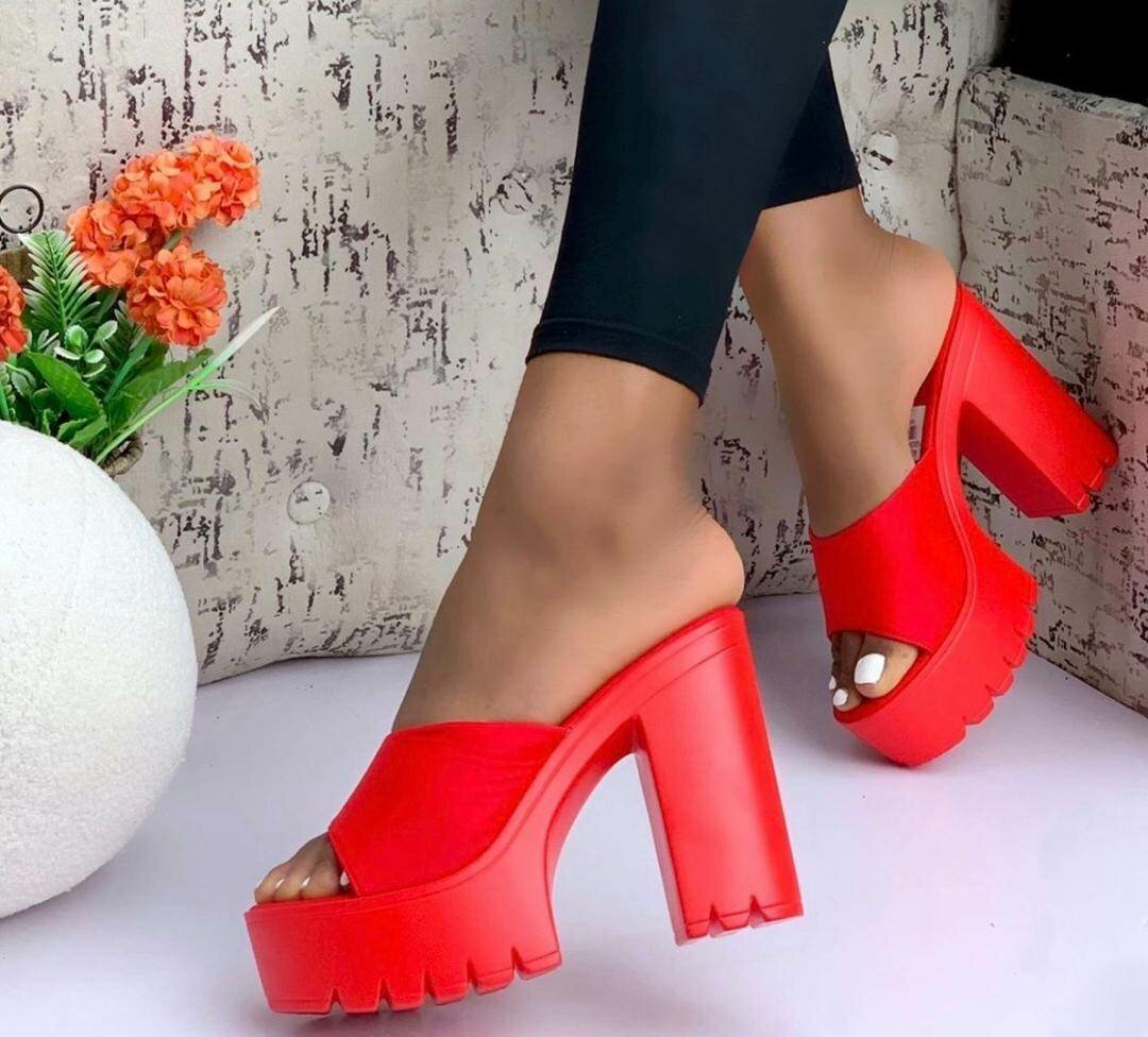 Mules rouges à talons hauts