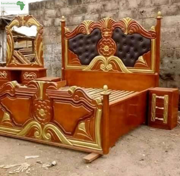 Lit en bois sculpté luxueux